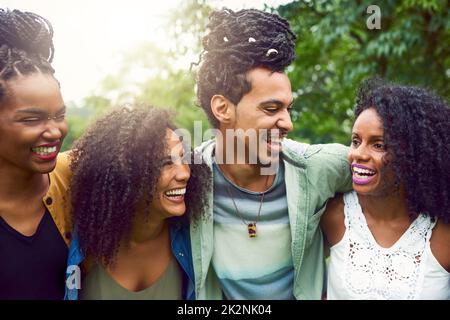 Das Leben ist kurz Verbringen Sie es mit Menschen, die Sie zum Lachen bringen. Kurze Aufnahme von Freunden, die im Freien Zeit miteinander verbringen. Stockfoto