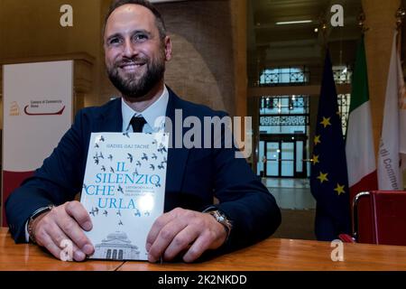 Eomw, Italien, Italien. 21. September 2022. Der Autor des Buches während der Präsentation des Buches: "Il silenzio che urla. L'attentato alla sinagoga di Roma del 9 ottobre 1982' von Gadiel Gaj TachÃ¨, anlässlich des Jahrestages der Attentat auf dem Tempio Maggiore in Rom am 9. Oktober 1982 durch palästinensische Terroristen, bei der der zweijährige Stefano Gay TachÃ¨ ermordet wurde. (Bild: © Andrea Ronchini/Pacific Press via ZUMA Press Wire) Stockfoto