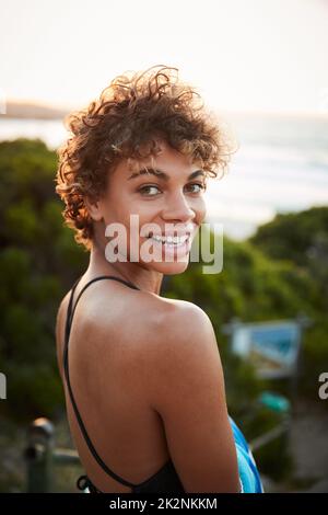 Der Sommer wartet. Porträt einer schönen jungen Frau, die an einem sonnigen Tag den Tag im Freien verbringt. Stockfoto