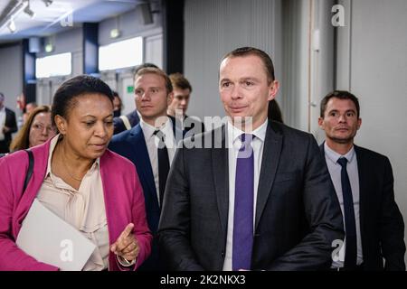 France, Vaulx en Velin, 2022-09-22. Olivier Dussopt, Arbeitsminister, mit Helene Geoffroy, sozialistischer Bürgermeister von Vaulx en Velin, während seines Besuchs in Stockfoto