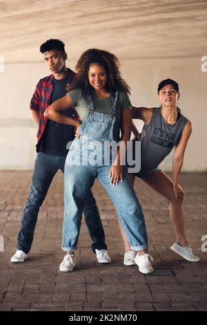 Tanzte sich den Weg nach oben. Aufnahme einer Gruppe von Tänzern, die gemeinsam in der Stadt üben und posieren. Stockfoto