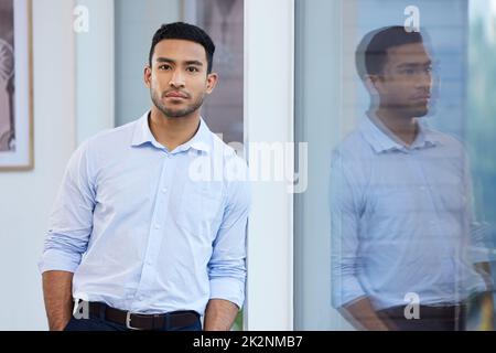 Ich habe große Pläne für dieses Geschäft. Aufnahme eines hübschen jungen Geschäftsmannes, der tagsüber allein im Büro stand. Stockfoto