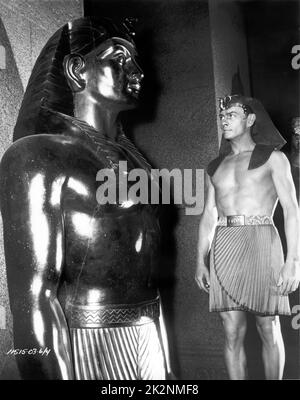 YUL BRYNNER am Set ein ehrliches Porträt von Statue während der Dreharbeiten ZU DEN ZEHN GEBOTEN 1956 Regisseur CECIL B. DeMille Motion Pictures Associates / Paramount Pictures Stockfoto