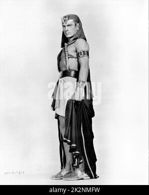 YUL BRYNNER Porträt in voller Länge als Ramses in DEN ZEHN GEBOTEN 1956 Regisseur CECIL B. DeMille Motion Pictures Associates / Paramount Pictures Stockfoto