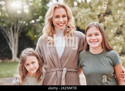 Hatten einen Mädchentag. Aufnahme einer Frau, die mit ihren beiden Töchtern Zeit im Freien verbringt. Stockfoto