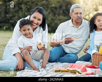 Die Ungezwungenheit des Familienlebens ist ein gesegneter Zustand. Aufnahme einer Familie, die ein Picknick in einem Park genießt. Stockfoto