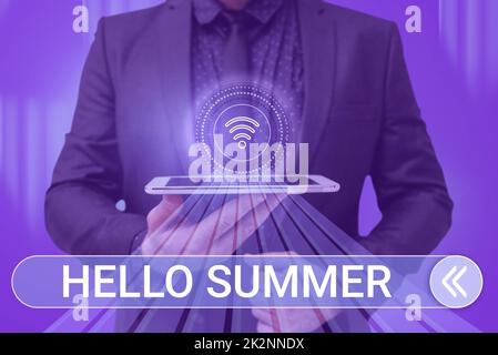 Schild mit der Aufschrift „Hello Summer“. Das Geschäftskonzept, das die wärmste Jahreszeit begrüßt, kommt nach dem Frühjahr, nachdem der Mann einen Bildschirm des Mobiltelefons mit der futuristischen Technologie in der Hand hält. Stockfoto