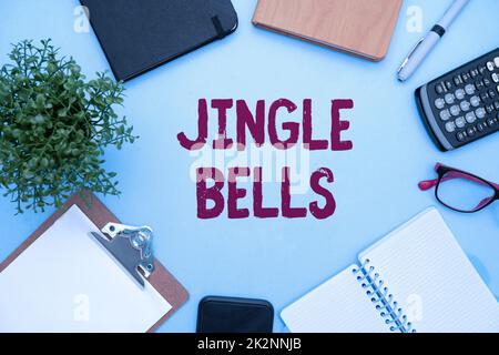 Textunterschrift mit Jingle Bells. Konzeptfoto berühmtester traditioneller Weihnachtssong auf der ganzen Welt Blitzlehrer Bürobedarf, Lehrersammlungen, Schreibwerkzeuge Stockfoto