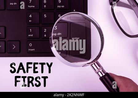 Textbeschriftung mit „Sicherheit geht vor“. Ein Wort auf Vermeiden Sie unnötige Risiken Leben Sie sicher vorsichtig. Achten Sie auf Computertastatur und Symbol. Informationsmedium für die Kommunikation. Stockfoto