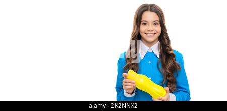 Happy Hungry Mädchen halten gelbe Plastikflasche mit Trinkjoghurt für gesundes Frühstück Mahlzeit, Hunger. Horizontales Poster mit isoliertem Kindergesicht, Banner Stockfoto