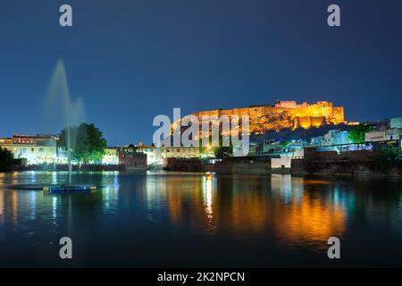 Mehrangarh Fort in der Dämmerung. Jodhpur, Indien Stockfoto