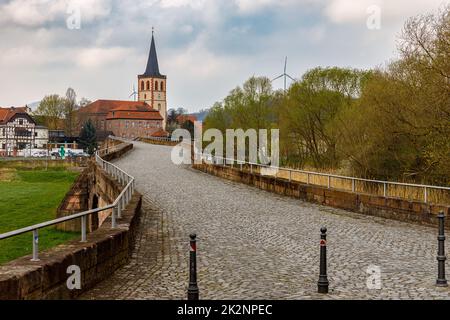 Die Stadt Vacha mit der historischen Brücke Stockfoto