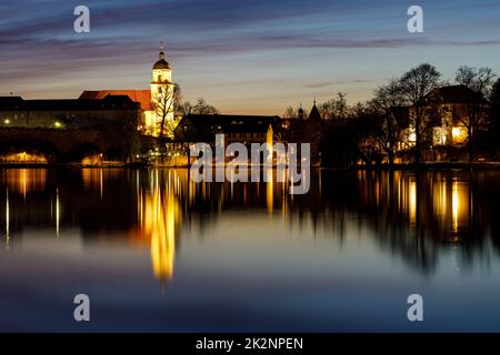 Überlegungen zu einem See aus der Stadt Bad Salzungen in Thüringen Stockfoto