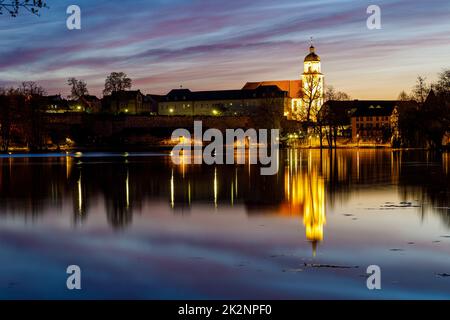 Überlegungen zu einem See aus der Stadt Bad Salzungen in Thüringen Stockfoto