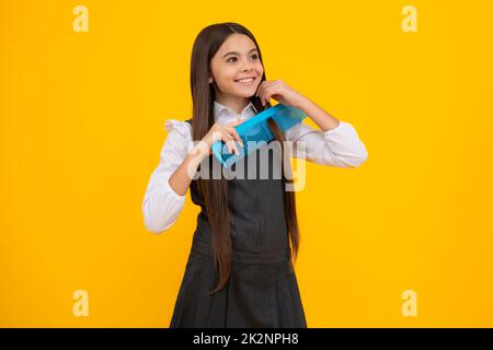 Teenager-Mädchen mit Bürste kämmende Haare. Mädchen unter Frisur. Kinder putzen Haare mit Kamm, Kinder Haarpflege. Stockfoto