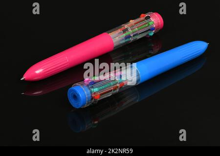 Pink und blau mehrfarbigen Stift isoliert auf schwarzem Spiegel Hintergrund. Hochauflösendes Foto. Volle Schärfentiefe. Stockfoto