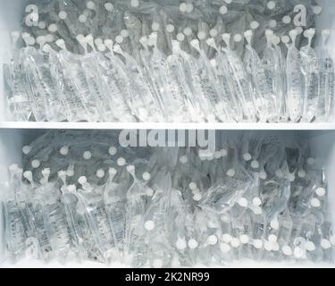 Moskau. Russland. 23. September 2022. Viele Plastiktüten mit Infusionslösung zur intravenösen Verabreichung. Stockfoto