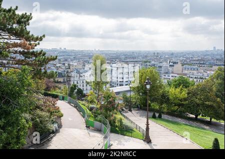 Blick auf die Skyline von Monmartre in Paris. Gelegen im 18. Arrondissement, Blick vom Hügel, wo sich die berühmte Basilika befindet, eines der meistbesuchten Monumente von Paris Stockfoto