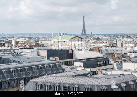 Dachterrasse der Galerie Lafayette: Blick über Paris vom 8.. Stock des berühmten Einkaufszentrums in Paris, Frankreich Stockfoto