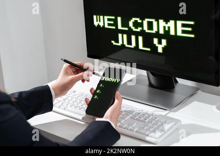 Handschriftschild Willkommen Juli. Geschäftsidee-Kalender Siebter Monat 31days Drittes Quartal Neue Saison Stockfoto