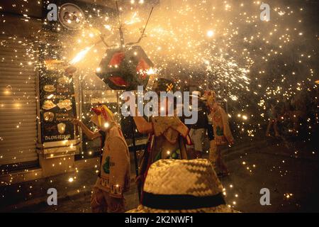 Sitges, Spanien. 23. September 2022. Die Menge tanzt unter Funken während der morgendlichen Kinder 'correfoc' während des Santa Tecla Festivals in Sitges Credit: Matthias Oesterle/Alamy Live News Stockfoto