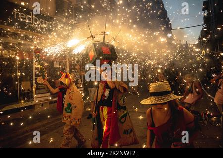 Sitges, Spanien. 23. September 2022. Die Menge tanzt unter Funken während der morgendlichen Kinder 'correfoc' während des Santa Tecla Festivals in Sitges Credit: Matthias Oesterle/Alamy Live News Stockfoto