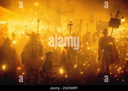 Sitges, Spanien. 23. September 2022. Die Menge tanzt unter Funken während der morgendlichen Kinder 'correfoc' während des Santa Tecla Festivals in Sitges Credit: Matthias Oesterle/Alamy Live News Stockfoto