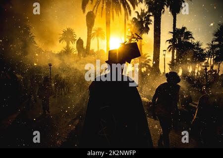 Sitges, Spanien. 23. September 2022. Kleine Teufel zünden ihr Feuerwerk während des traditionellen morgendlichen 'correfoc' der Kinder auf dem Santa Tecla Festival in Sitges an.Quelle: Matthias Oesterle/Alamy Live News Stockfoto