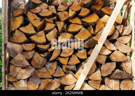 Heizen mit Holz: Bau eines Winterbestaufens mit Brennholz Stockfoto