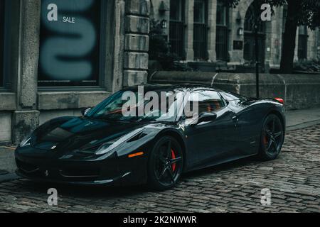 Ein schwarzer Ferrari 458 Italia in den Straßen von Old Montreal, Kanada Stockfoto