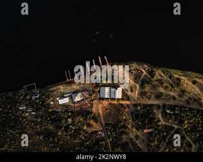 Ein Blick aus der Vogelperspektive auf Häuser in der Nähe eines Sees auf dem Land Stockfoto