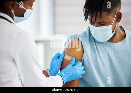 Dort wird das bald eintreffen. Aufnahme einer Ärztin, die einen Gips auf ihren Patientenarm applyte. Stockfoto