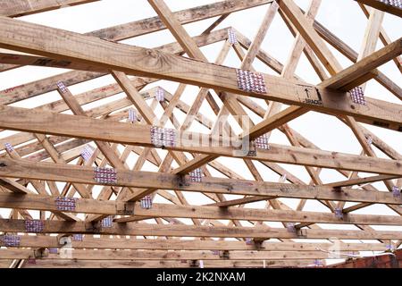 Stabile Dacheindeckung. Aufnahme eines Gebäudedachs in einer neuen Unterabteilung, die gerade gebaut wird. Stockfoto