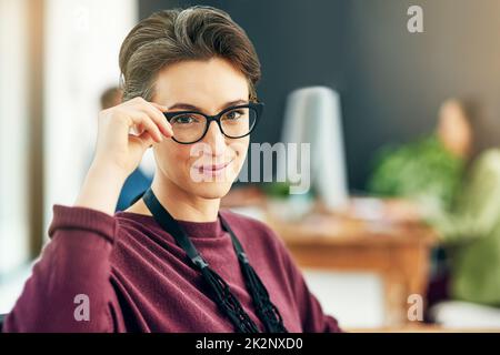 Verlierer geben auf, wenn sie scheitern – Gewinner scheitern, bis sie Erfolg haben. Porträt einer jungen Geschäftsfrau, die in einem modernen Büro sitzt. Stockfoto