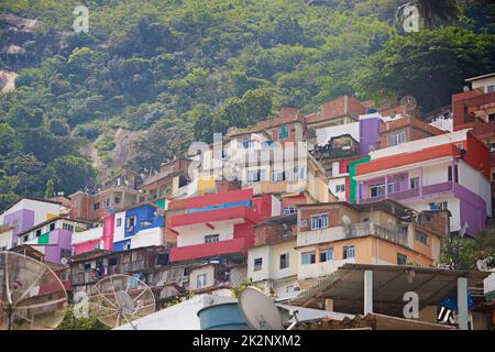 Gehäuse am Berghang. Aufnahme von Slums an einem Berghang in Rio de Janeiro, Brasilien. Stockfoto