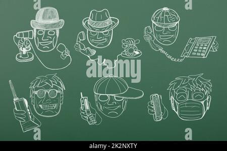 Tafel mit gezeichnet von Menschen sind hält Telefon, jede Person hält Telefon nach seiner Ära. Konsept historische Entwicklung vom Telefon zum Smartphone. Stockfoto