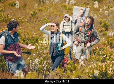 Gruppenwandern, Naturreisen und Guide in Kommunikation mit Freunden im Urlaub in der Landschaft von Peru, Freiheit zu Fuß für Fitness und glücklich weiter Stockfoto