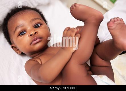 Die Widerstandsfähigkeit eines Kindes ist bewunderungswert. Aufnahme eines kleinen Babys bei einer Untersuchung mit einem Arzt in einer Klinik. Stockfoto