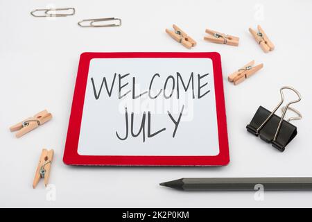 Handgeschriebenes Schild Welcome July. Internetkonzept Kalender Siebter Monat 31days Drittes Quartal Neue Saison Computertastatur und Symbol. Informationsmedium für Kommunikation. Stockfoto