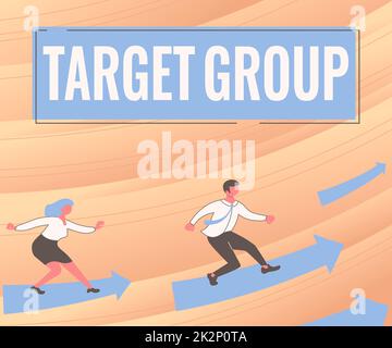 Text mit Zielgruppe für Inspiration. Konzept, das speziell bedeutet, dass eine Werbung auf Pfeile ausgerichtet ist, die zwei Kollegen auf dem Weg zu einer besseren Finanzplanung leiten Stockfoto