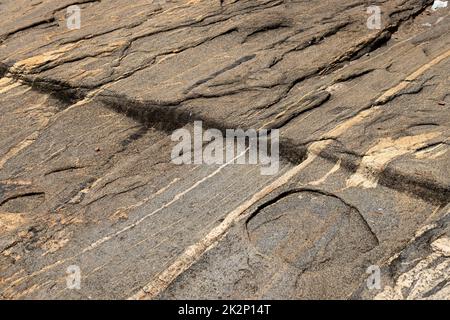 Detaillierte Struktur aus rauem Gestein und Granit mit feinen Details und natürlichen Mustern Stockfoto