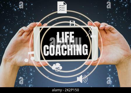 Handschriftlicher Text Life Coaching. Konzeptionelle Fotos verbessern Leben durch Herausforderungen ermutigen uns, in unseren Karrierefreien ein Tablet zu halten und innovative Ideen zu präsentieren, die Technologie symbolisieren. Stockfoto