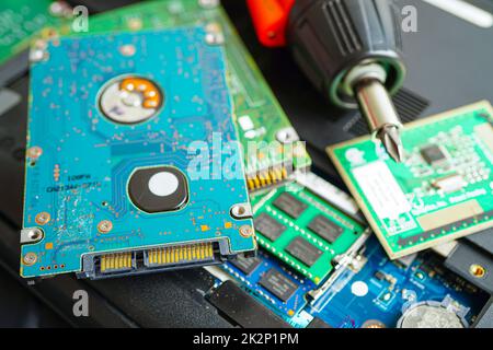 Reparatur und Aufrüstung der Hauptplatine von Notebook, Elektronik, Computer-Hardware und Technologie-Konzept. Stockfoto