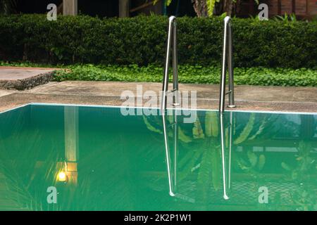 Beliebte Pool Leiter Schritt aus Edelstahl für eine lange Zeit zu verwenden. Stockfoto