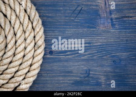 Geflochtenes natürliches Juteseil über einem rustikalen Holz Stockfoto