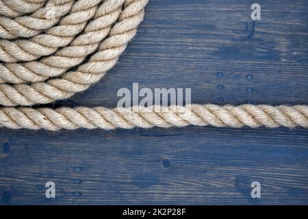 Geflochtenes natürliches Juteseil über einem rustikalen Holz Stockfoto