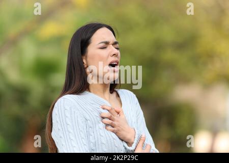 Frau mit Atemproblemen in einem Park Stockfoto