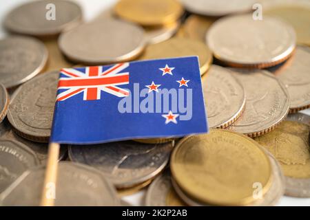 Stapel von Münzen Geld mit neuseeländischer Flagge, Finanzbankenkonzept. Stockfoto