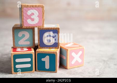 Mathe Zahl bunt auf weißem Hintergrund, Bildung studieren Mathematik Lernen Lehrkonzept. Stockfoto