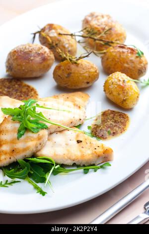 Gegrillter Fisch mit gegrillten Kartoffeln Stockfoto